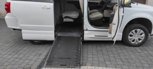 DOGE GRAND CARAVAN dostosowany do potrzeb przewożenia osób niepełnosprawnych - obrazek 1