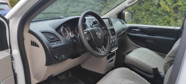 DOGE GRAND CARAVAN dostosowany do potrzeb przewożenia osób niepełnosprawnych - obrazek 5