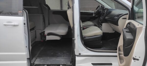 DOGE GRAND CARAVAN dostosowany do potrzeb przewożenia osób niepełnosprawnych - obrazek 8